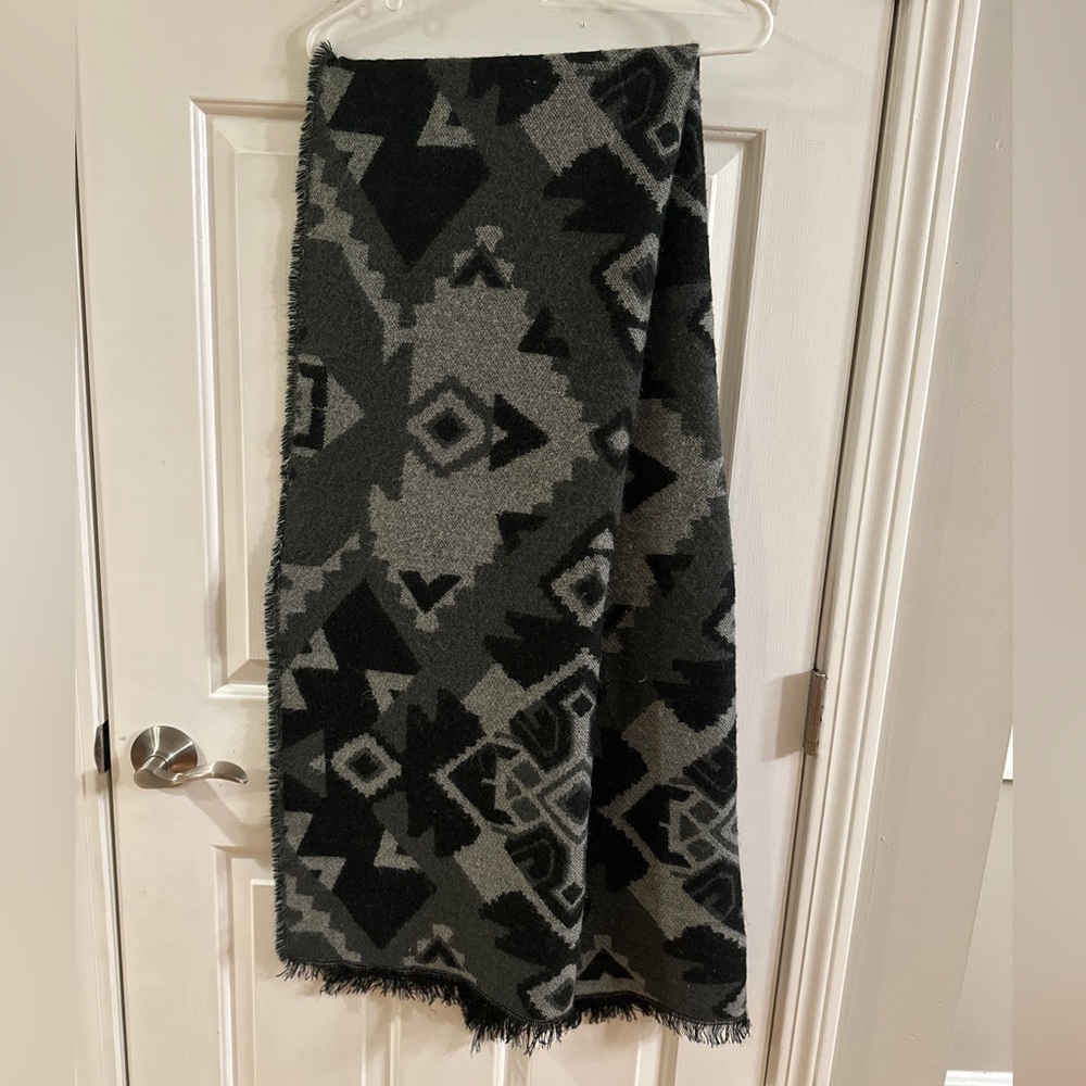 Abercrombie & Fitch Black and Gray Geometric Scarf